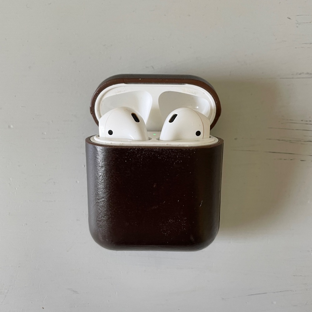Nomad Rugged Brown Leather Airpods Case
